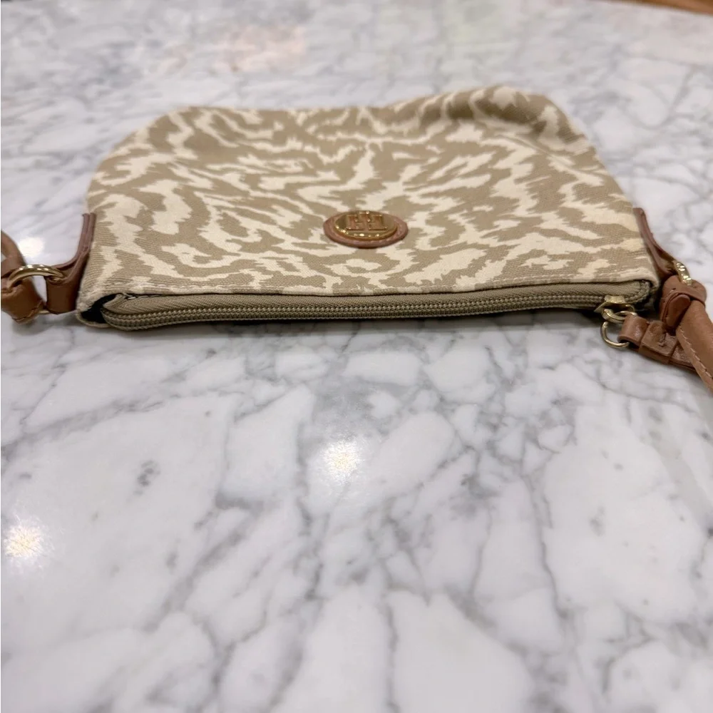 Tommy Hilfiger crossbody in tan and cream with leather strap - Picture 8 of 9